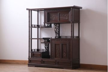 中古　民芸家具　唐木材　異国情緒を漂わせる花鳥図の彫りの飾り棚(茶棚、収納棚、戸棚)