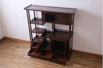 中古　民芸家具　唐木材　異国情緒を漂わせる花鳥図の彫りの飾り棚(茶棚、収納棚、戸棚)