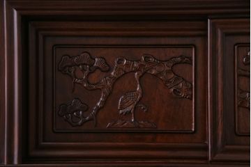 中古　民芸家具　唐木材　異国情緒を漂わせる花鳥図の彫りの飾り棚(茶棚、収納棚、戸棚)