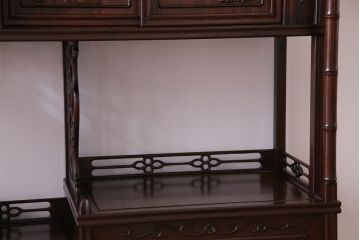 中古　民芸家具　唐木材　異国情緒を漂わせる花鳥図の彫りの飾り棚(茶棚、収納棚、戸棚)