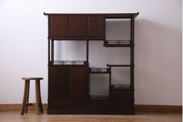 中古　民芸家具　唐木材　異国情緒を漂わせる花鳥図の彫りの飾り棚(茶棚、収納棚、戸棚)