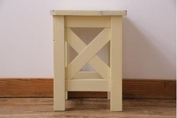 レトロ家具　昭和レトロ　淡い色合いが愛らしいペイントスツール(学校スツール、花台、板座チェア、椅子、イス、花台)(R-031610)