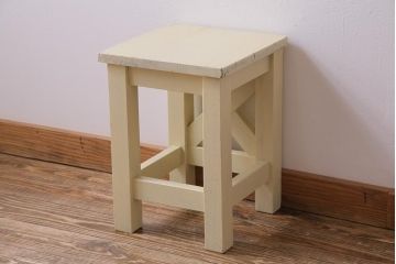 レトロ家具　昭和レトロ　淡い色合いが愛らしいペイントスツール(学校スツール、花台、板座チェア、椅子、イス、花台)(R-031610)