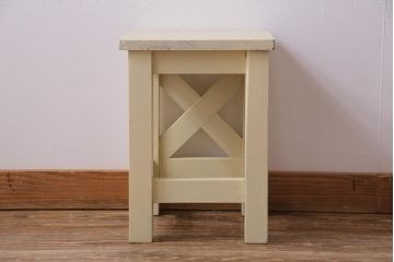 レトロ家具　昭和レトロ　淡い色合いが愛らしいペイントスツール(学校スツール、花台、板座チェア、椅子、イス、花台)(R-031610)
