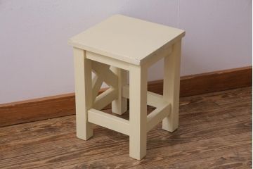 レトロ家具　昭和レトロ　淡い色合いが愛らしいペイントスツール(学校スツール、花台、板座チェア、椅子、イス、花台)(R-031610)