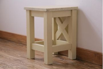 レトロ家具　昭和レトロ　淡い色合いが愛らしいペイントスツール(学校スツール、花台、板座チェア、椅子、イス、花台)(R-031610)