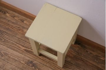 レトロ家具　昭和レトロ　淡い色合いが愛らしいペイントスツール(学校スツール、花台、板座チェア、椅子、イス、花台)(R-031610)