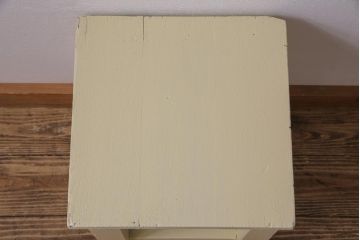 レトロ家具　昭和レトロ　淡い色合いが愛らしいペイントスツール(学校スツール、花台、板座チェア、椅子、イス、花台)(R-031610)