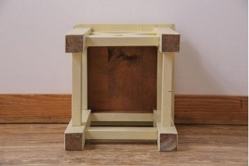 レトロ家具　昭和レトロ　淡い色合いが愛らしいペイントスツール(学校スツール、花台、板座チェア、椅子、イス、花台)(R-031610)