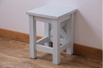 レトロ家具　昭和レトロ　淡い色合いが愛らしいペイントスツール(学校スツール、花台、板座チェア)(R-031611)