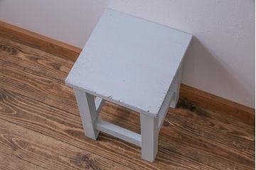 レトロ家具　昭和レトロ　淡い色合いが愛らしいペイントスツール(学校スツール、花台、板座チェア)(R-031611)