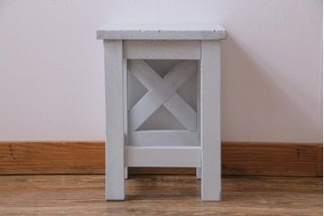 レトロ家具　昭和レトロ　淡い色合いが愛らしいペイントスツール(学校スツール、花台、板座チェア)(R-031611)