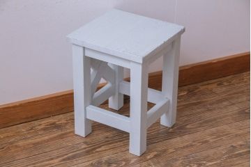 レトロ家具　昭和レトロ　淡い色合いが愛らしいペイントスツール(学校スツール、花台、板座チェア)(R-031611)