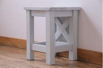 レトロ家具　昭和レトロ　淡い色合いが愛らしいペイントスツール(学校スツール、花台、板座チェア)(R-031611)