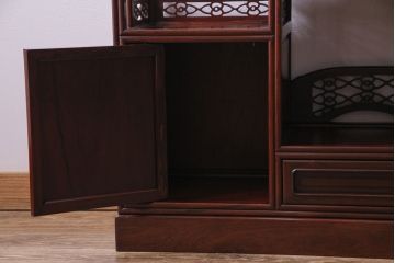 中古　民芸家具　唐木材　なめらかで艶やかな質感が上品な飾り棚(茶棚、茶箪笥)