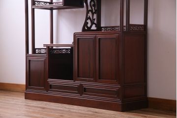中古　民芸家具　唐木材　なめらかで艶やかな質感が上品な飾り棚(茶棚、茶箪笥)