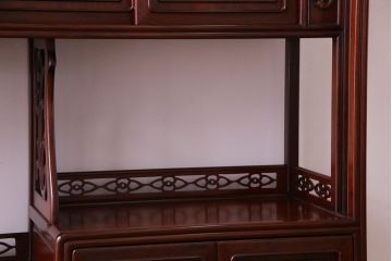 中古　民芸家具　唐木材　なめらかで艶やかな質感が上品な飾り棚(茶棚、茶箪笥)