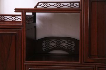 中古　民芸家具　唐木材　なめらかで艶やかな質感が上品な飾り棚(茶棚、茶箪笥)