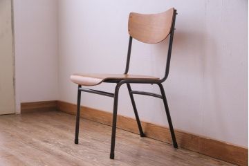 ヴィンテージ家具　ヨーロッパビンテージ　素朴さと独特の柔らかな雰囲気が魅力のスクールチェア(キッズチェア、鉄脚チェア、椅子)(1)