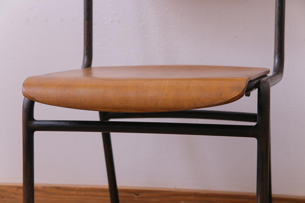 ヴィンテージ家具　ヨーロッパビンテージ　素朴さと独特の柔らかな雰囲気が魅力のスクールチェア(キッズチェア、鉄脚チェア、椅子)(1)