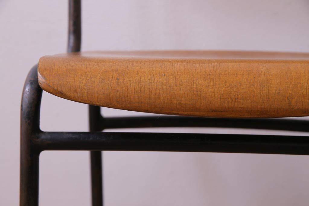 ヴィンテージ家具　ヨーロッパビンテージ　素朴さと独特の柔らかな雰囲気が魅力のスクールチェア(キッズチェア、鉄脚チェア、椅子)(1)