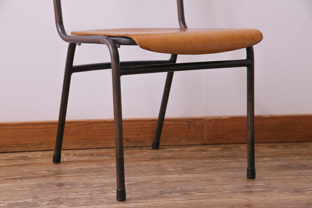 ヴィンテージ家具　ヨーロッパビンテージ　素朴さと独特の柔らかな雰囲気が魅力のスクールチェア(キッズチェア、鉄脚チェア、椅子)(1)
