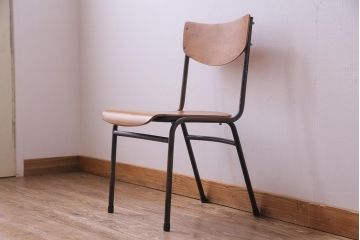 ヴィンテージ家具　ヨーロッパビンテージ　素朴さと独特の柔らかな雰囲気が魅力のスクールチェア(キッズチェア、鉄脚チェア、椅子)(2)