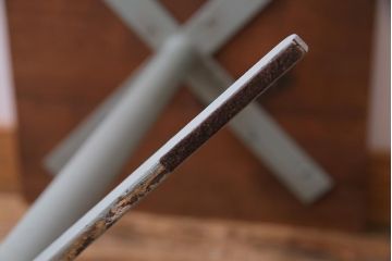 アンティーク家具　昭和中期　天板ナラ材　淡いペイントカラーがおしゃれな鉄脚テーブル(コーヒーテーブル、サイドテーブル)(2)