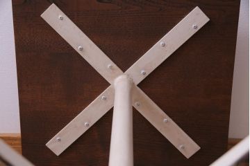 アンティーク雑貨　昭和中期　天板ナラ材　淡いペイントカラーがおしゃれな鉄脚テーブル(コーヒーテーブル、サイドテーブル