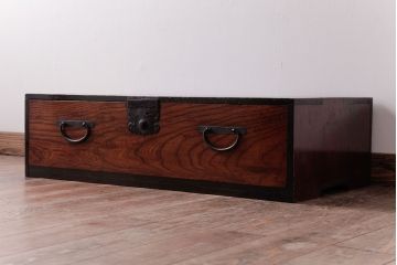 アンティーク家具　和製アンティーク　前面ケヤキ材　古い質感が味わい深い時代箪笥ローボード(引き出し、衣装箪笥)
