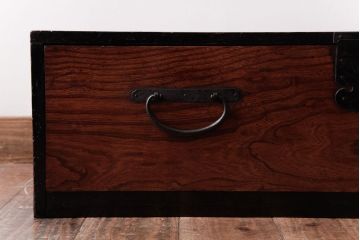 アンティーク家具　和製アンティーク　前面ケヤキ材　古い質感が味わい深い時代箪笥ローボード(引き出し、衣装箪笥)