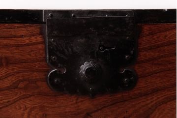 アンティーク家具　和製アンティーク　前面ケヤキ材　古い質感が味わい深い時代箪笥ローボード(引き出し、衣装箪笥)