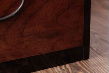 アンティーク家具　和製アンティーク　前面ケヤキ材　古い質感が味わい深い時代箪笥ローボード(引き出し、衣装箪笥)