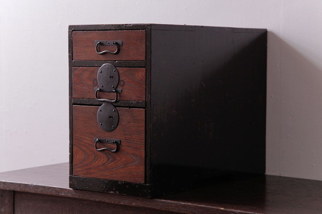 アンティーク家具　和製アンティーク　前面ケヤキ材　漆塗り　味わい深い質感の小引き出し(小物収納)