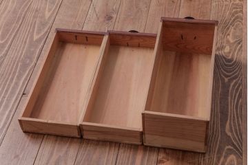 アンティーク家具　和製アンティーク　前面ケヤキ材　漆塗り　味わい深い質感の小引き出し(小物収納)