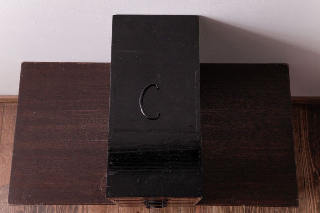 アンティーク家具　和製アンティーク　前面ケヤキ材　漆塗り　味わい深い質感の小引き出し(小物収納)
