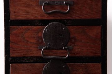 アンティーク家具　和製アンティーク　前面ケヤキ材　漆塗り　味わい深い質感の小引き出し(小物収納)