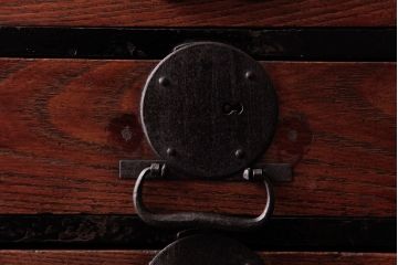 アンティーク家具　和製アンティーク　前面ケヤキ材　漆塗り　味わい深い質感の小引き出し(小物収納)