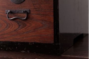 アンティーク家具　和製アンティーク　前面ケヤキ材　漆塗り　味わい深い質感の小引き出し(小物収納)