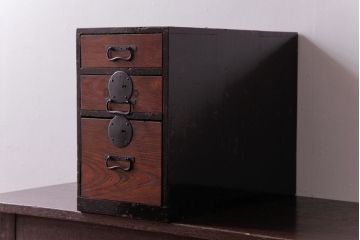 アンティーク家具　和製アンティーク　前面ケヤキ材　漆塗り　味わい深い質感の小引き出し(小物収納)