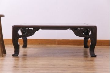 アンティーク家具　時代唐物　漆塗り　彫刻と艶のある質感が目を引く紫檀材の座卓(ローテーブル)