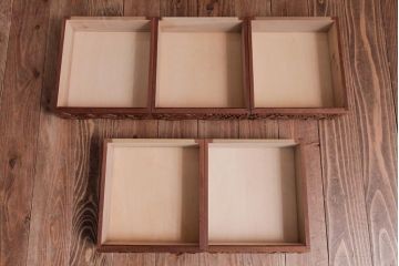 中古　伝統工芸　日光彫り　大振りな花の意匠が目を惹く小引き出し(小物収納、引き出し)