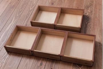 中古　伝統工芸　日光彫り　大振りな花の意匠が目を惹く小引き出し(小物収納、引き出し)
