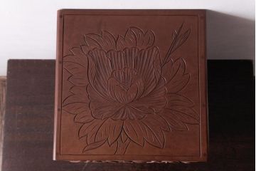 中古　伝統工芸　日光彫り　大振りな花の意匠が目を惹く小引き出し(小物収納、引き出し)