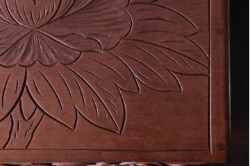 中古　伝統工芸　日光彫り　大振りな花の意匠が目を惹く小引き出し(小物収納、引き出し)