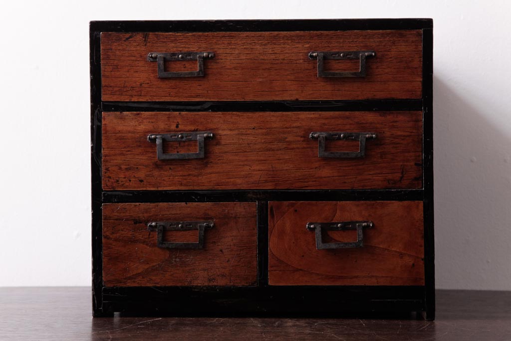 アンティーク家具　和製アンティーク　漆塗り　古い木の質感が味わい感じる小引き出し(小物収納)