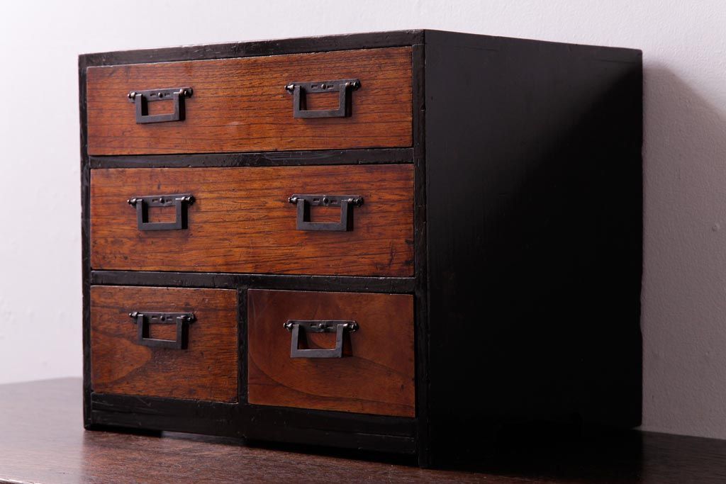 アンティーク家具　和製アンティーク　漆塗り　古い木の質感が味わい感じる小引き出し(小物収納)