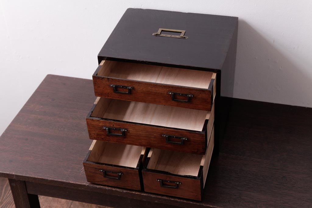 アンティーク家具　和製アンティーク　漆塗り　古い木の質感が味わい感じる小引き出し(小物収納)