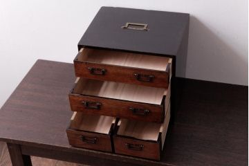 アンティーク家具　和製アンティーク　漆塗り　古い木の質感が味わい感じる小引き出し(小物収納)