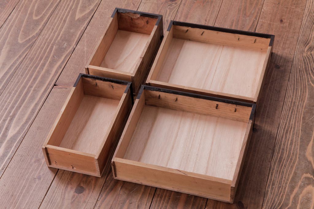 アンティーク家具　和製アンティーク　漆塗り　古い木の質感が味わい感じる小引き出し(小物収納)